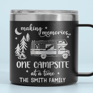 Créez des souvenirs, un emplacement de camping à la fois - Gobelet personnalisé en acier inoxydable de 14 oz avec poignée - Cadeau pour les amateurs de camping