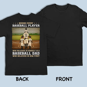 Derrière chaque joueur de baseball se cache un papa de baseball - T-shirt, sweat à capuche et sweat-shirt unisexe personnalisé avec imprimé au dos pour la famille - Cadeau pour papa, amateur de sport et joueur de sport