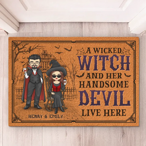 Une méchante sorcière et son beau diable vivent ici - Tapis décoratif personnalisé pour couple - Cadeau d'Halloween pour mari et femme, anniversaire