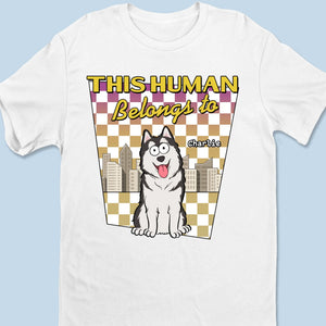 Cet humain est sous la stricte surveillance d'un chien - T-shirt unisexe personnalisé pour chien, t-shirt premium, sweat à capuche - Cadeau pour propriétaires d'animaux et amoureux des animaux