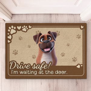 Nous attendons à la porte d'entrée - Tapis décoratif personnalisé pour chien - Cadeau de pendaison de crémaillère pour les propriétaires d'animaux et les amoureux des animaux