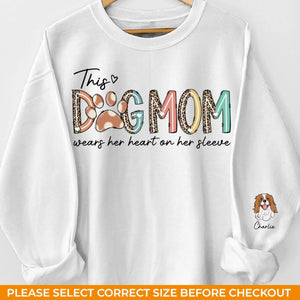 Une maman chien porte son cœur sur sa manche - Sweat-shirt unisexe personnalisé avec motif sur la manche - Cadeau pour les propriétaires et les amoureux des animaux