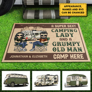 Un couple génial campe ici ! Tapis décoratif personnalisé ! Cadeau pour les amateurs de camping