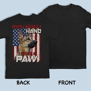 Photo personnalisée « Quand j'avais besoin d'un coup de main, j'ai trouvé une patte » - T-shirt unisexe, sweat à capuche et sweat-shirt personnalisés pour chiens et chats - Cadeau pour propriétaires et amoureux des animaux
