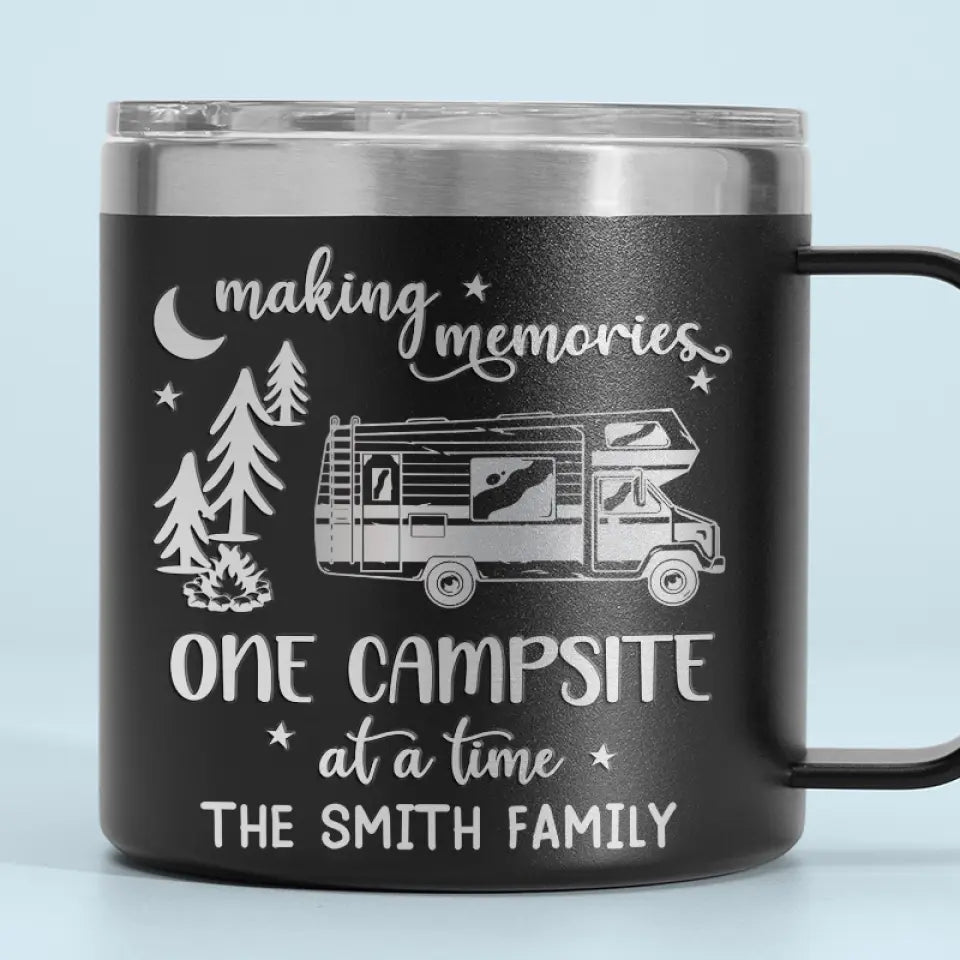 Créez des souvenirs, un emplacement de camping à la fois - Gobelet personnalisé en acier inoxydable de 14 oz avec poignée - Cadeau pour les amateurs de camping
