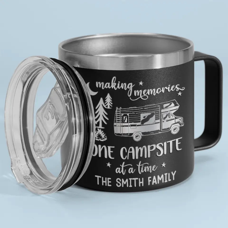 Créez des souvenirs, un emplacement de camping à la fois - Gobelet personnalisé en acier inoxydable de 14 oz avec poignée - Cadeau pour les amateurs de camping