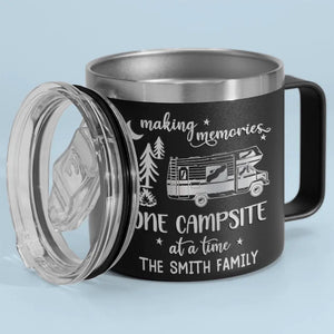 Créez des souvenirs, un emplacement de camping à la fois - Gobelet personnalisé en acier inoxydable de 14 oz avec poignée - Cadeau pour les amateurs de camping