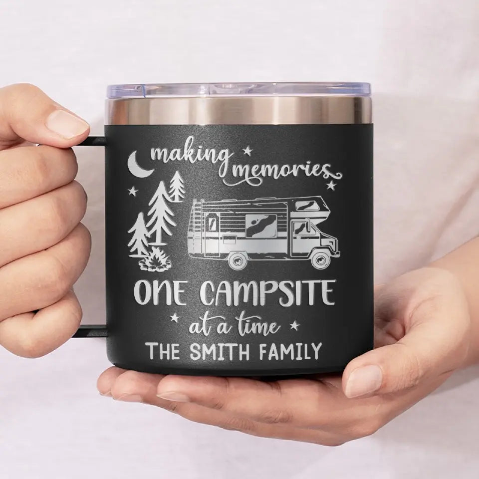 Créez des souvenirs, un emplacement de camping à la fois - Gobelet personnalisé en acier inoxydable de 14 oz avec poignée - Cadeau pour les amateurs de camping