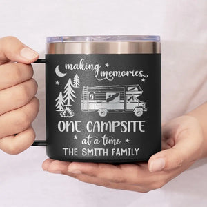 Créez des souvenirs, un emplacement de camping à la fois - Gobelet personnalisé en acier inoxydable de 14 oz avec poignée - Cadeau pour les amateurs de camping
