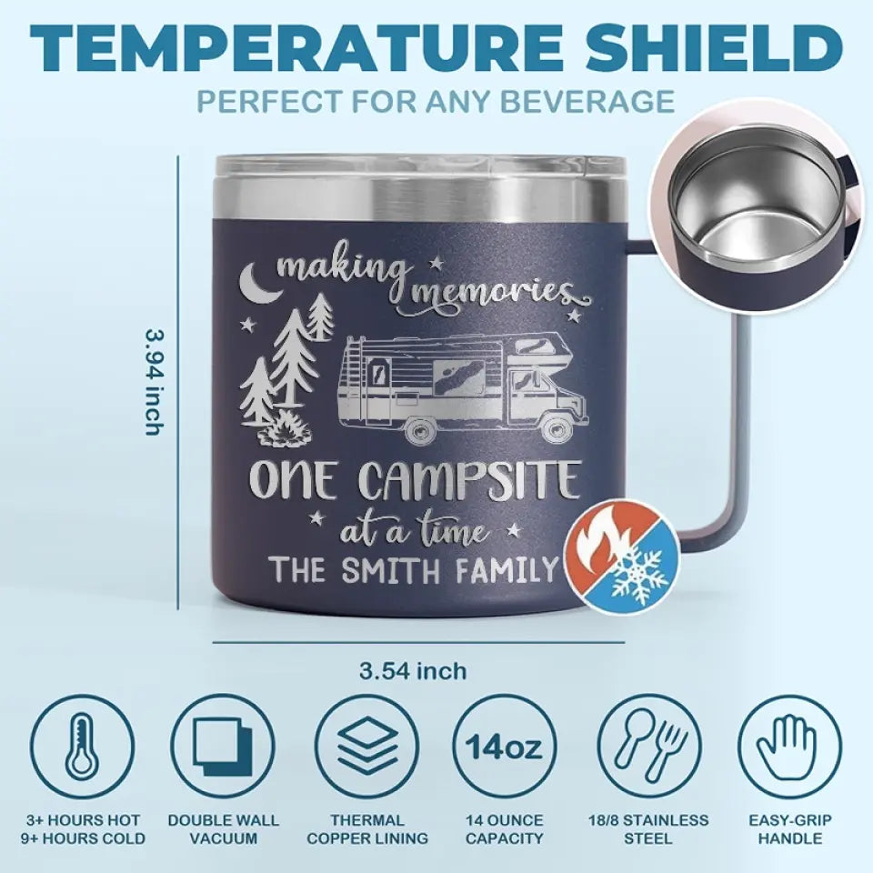 Créez des souvenirs, un emplacement de camping à la fois - Gobelet personnalisé en acier inoxydable de 14 oz avec poignée - Cadeau pour les amateurs de camping