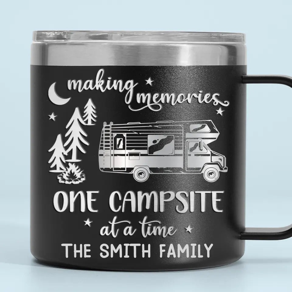 Créez des souvenirs, un emplacement de camping à la fois - Gobelet personnalisé en acier inoxydable de 14 oz avec poignée - Cadeau pour les amateurs de camping