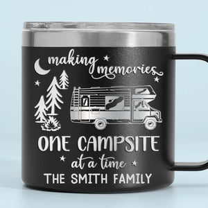 Créez des souvenirs, un emplacement de camping à la fois - Gobelet personnalisé en acier inoxydable de 14 oz avec poignée - Cadeau pour les amateurs de camping