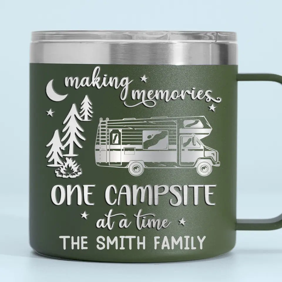 Créez des souvenirs, un emplacement de camping à la fois - Gobelet personnalisé en acier inoxydable de 14 oz avec poignée - Cadeau pour les amateurs de camping