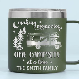Créez des souvenirs, un emplacement de camping à la fois - Gobelet personnalisé en acier inoxydable de 14 oz avec poignée - Cadeau pour les amateurs de camping