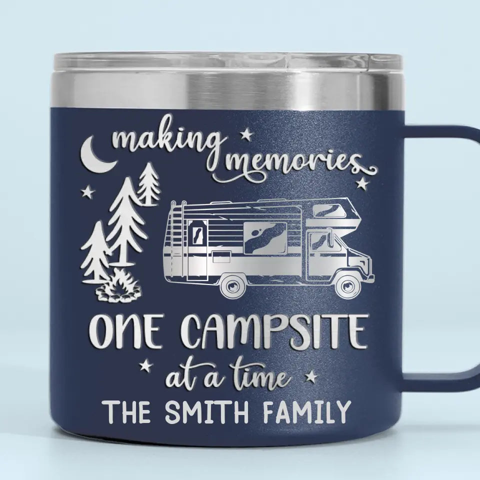 Créez des souvenirs, un emplacement de camping à la fois - Gobelet personnalisé en acier inoxydable de 14 oz avec poignée - Cadeau pour les amateurs de camping