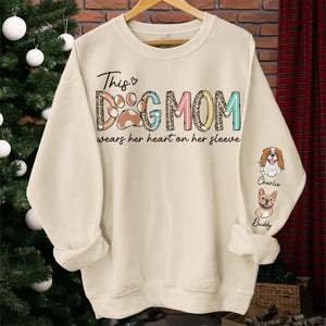 Une maman chien porte son cœur sur sa manche - Sweat-shirt unisexe personnalisé avec motif sur la manche - Cadeau pour les propriétaires et les amoureux des animaux