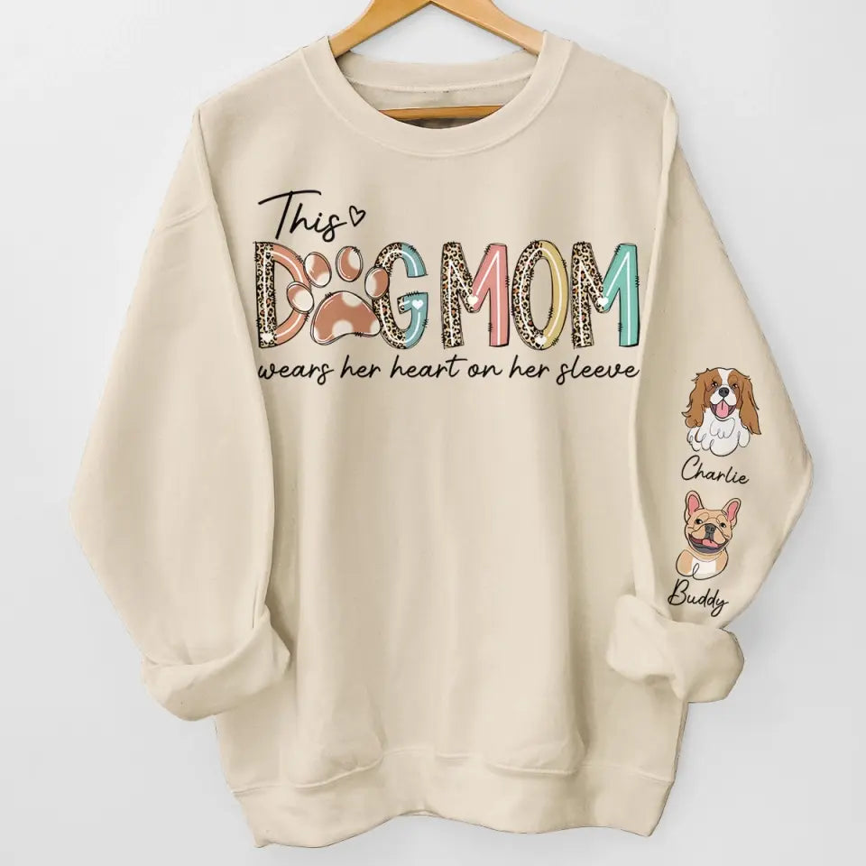 Une maman chien porte son cœur sur sa manche - Sweat-shirt unisexe personnalisé avec motif sur la manche - Cadeau pour les propriétaires et les amoureux des animaux