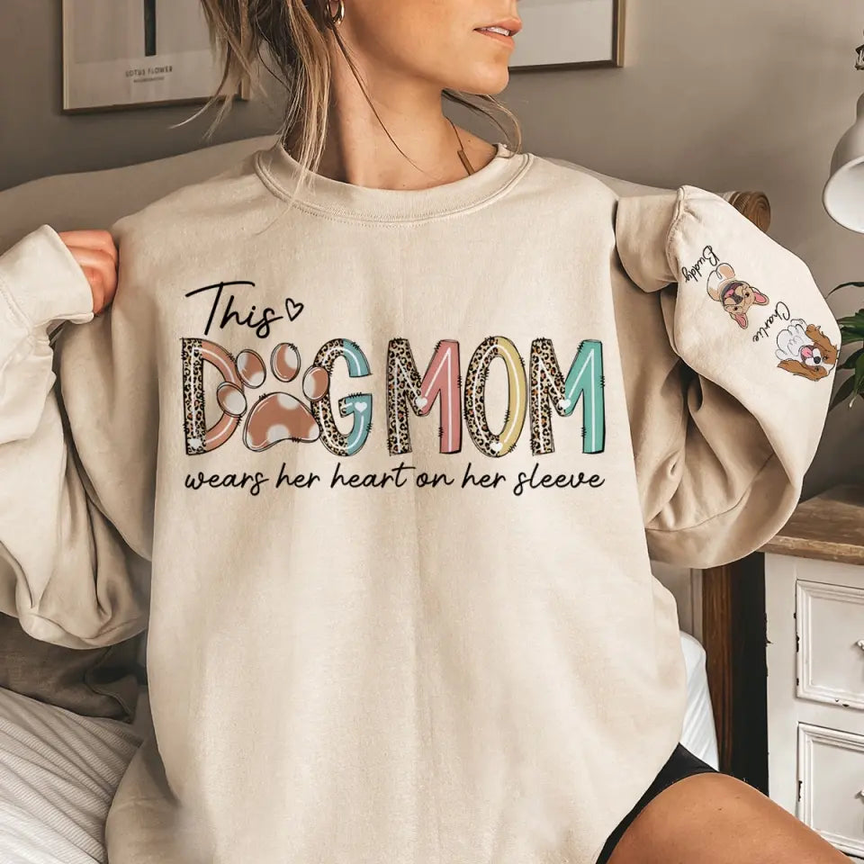 Une maman chien porte son cœur sur sa manche - Sweat-shirt unisexe personnalisé avec motif sur la manche - Cadeau pour les propriétaires et les amoureux des animaux