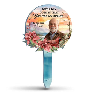 Photo personnalisée : pas un jour ne passe sans que vous ne nous manquiez - Piquet de jardin en acrylique personnalisé de style vitrail - Cadeau de condoléances pour les membres de la famille