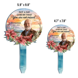 Photo personnalisée : pas un jour ne passe sans que vous ne nous manquiez - Piquet de jardin en acrylique personnalisé de style vitrail - Cadeau de condoléances pour les membres de la famille