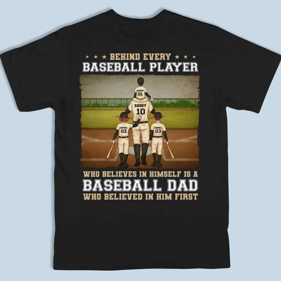 Derrière chaque joueur de baseball se cache un papa de baseball - T-shirt, sweat à capuche et sweat-shirt unisexe personnalisé avec imprimé au dos pour la famille - Cadeau pour papa, amateur de sport et joueur de sport