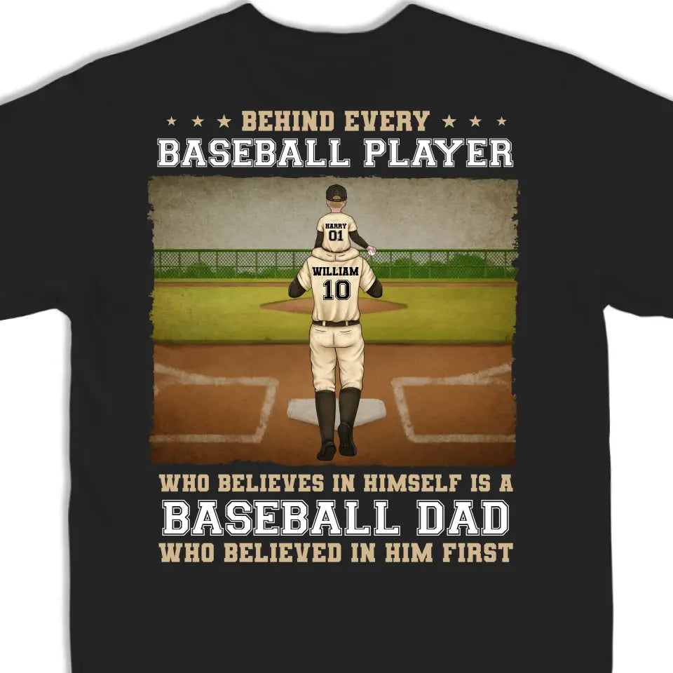 Derrière chaque joueur de baseball se cache un papa de baseball - T-shirt, sweat à capuche et sweat-shirt unisexe personnalisé avec imprimé au dos pour la famille - Cadeau pour papa, amateur de sport et joueur de sport