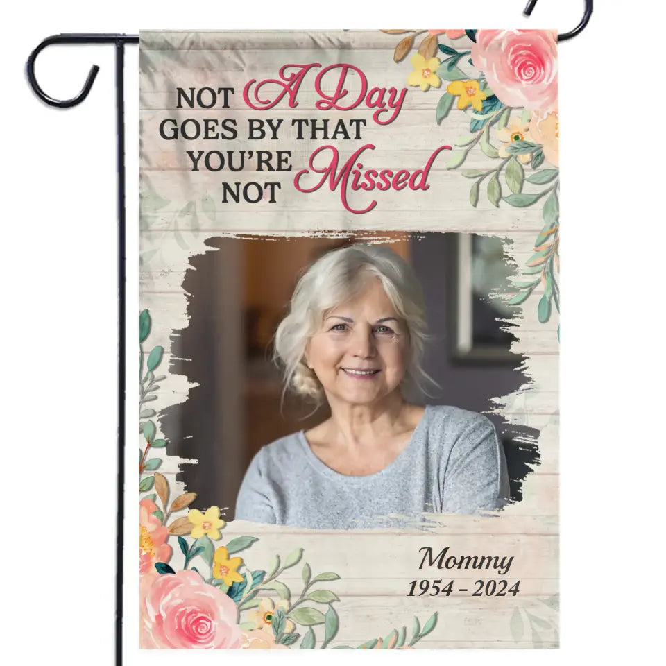 Photo personnalisée : pas un jour ne passe sans que vous ne nous manquiez - Drapeau personnalisé commémoratif personnalisé - Cadeau de condoléances pour les membres de la famille