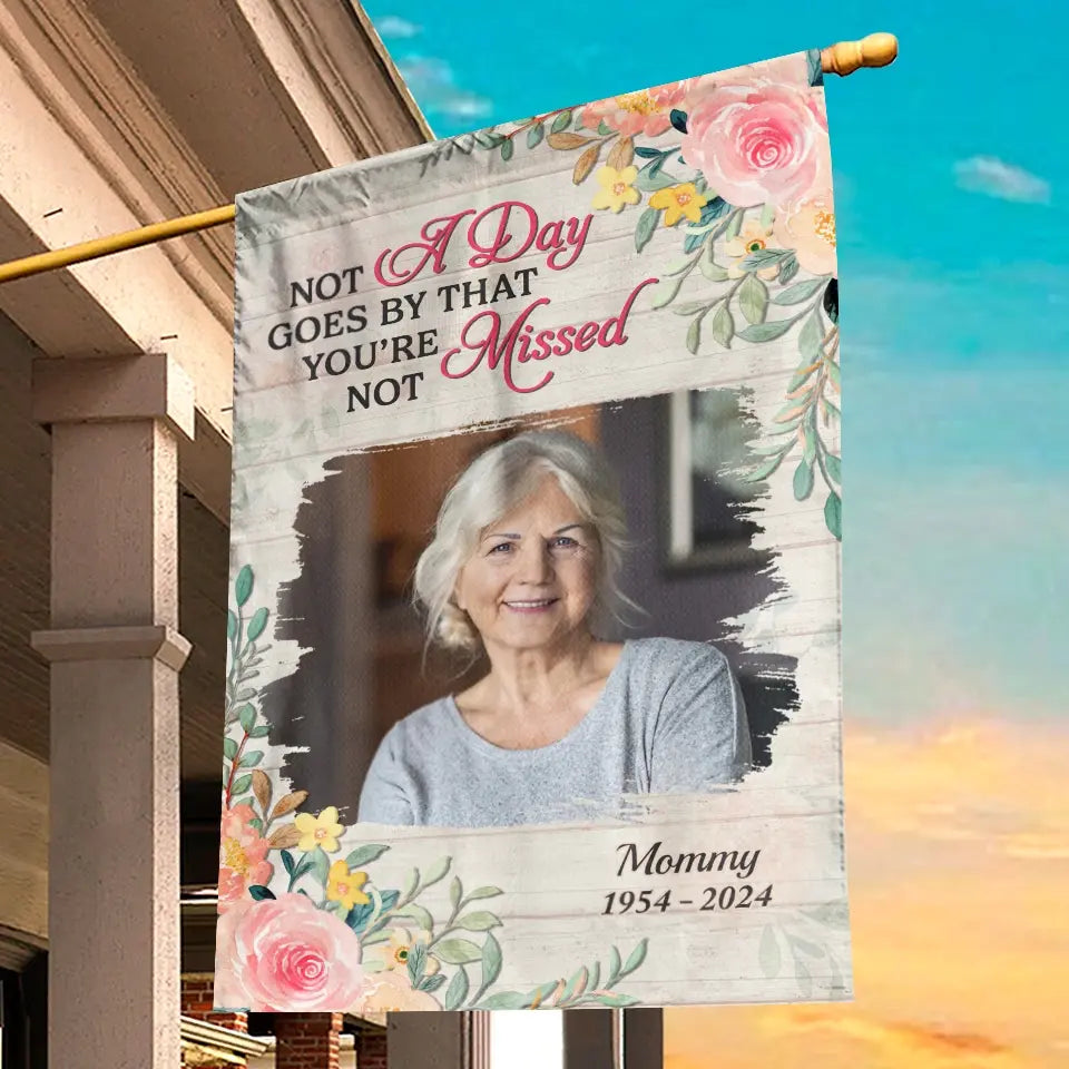 Photo personnalisée : pas un jour ne passe sans que vous ne nous manquiez - Drapeau personnalisé commémoratif personnalisé - Cadeau de condoléances pour les membres de la famille