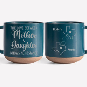 L'amour entre les familles ne connaît pas de distance - Tasse en céramique personnalisée pour la famille - Cadeau pour les membres de la famille