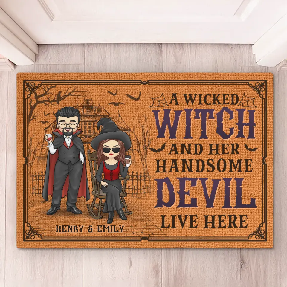 Une méchante sorcière et son beau diable vivent ici - Tapis décoratif personnalisé pour couple - Cadeau d'Halloween pour mari et femme, anniversaire