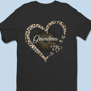 Le cœur d'une grand-mère est un foyer où l'amour ne s'estompe jamais - T-shirt unisexe personnalisé pour la famille, T-shirt premium, sweat à capuche - Cadeau pour maman, grand-mère