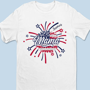Tu illumines nos vies plus que n'importe quel feu d'artifice - T-shirt unisexe personnalisé pour la famille, t-shirt premium, sweat à capuche - 4 juillet, cadeau pour maman, grand-mère