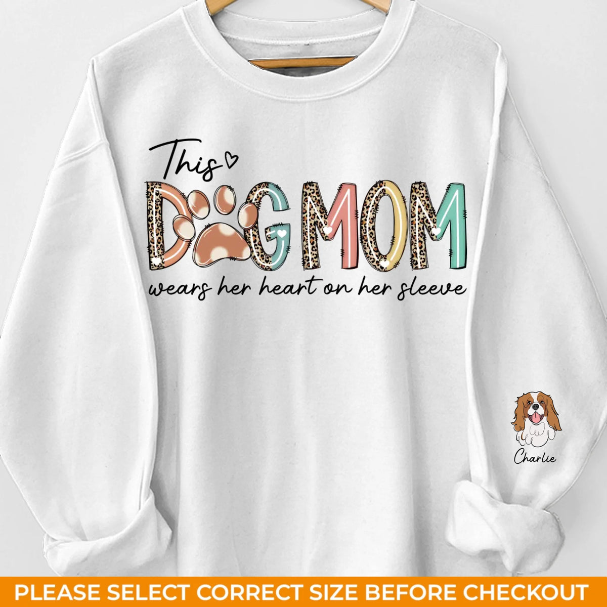 Une maman chien porte son cœur sur sa manche - Sweat-shirt unisexe personnalisé avec motif sur la manche - Cadeau pour les propriétaires et les amoureux des animaux