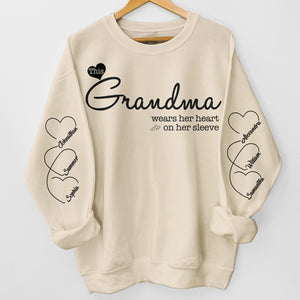 Grand-mère porte son cœur sur sa manche - Sweat-shirt unisexe personnalisé avec motif sur la manche - Cadeau de Noël pour maman et grand-mère