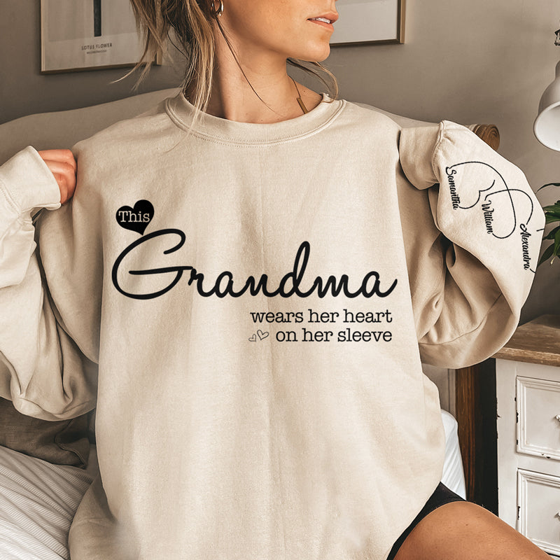 Grand-mère porte son cœur sur sa manche - Sweat-shirt unisexe personnalisé avec motif sur la manche - Cadeau de Noël pour maman et grand-mère