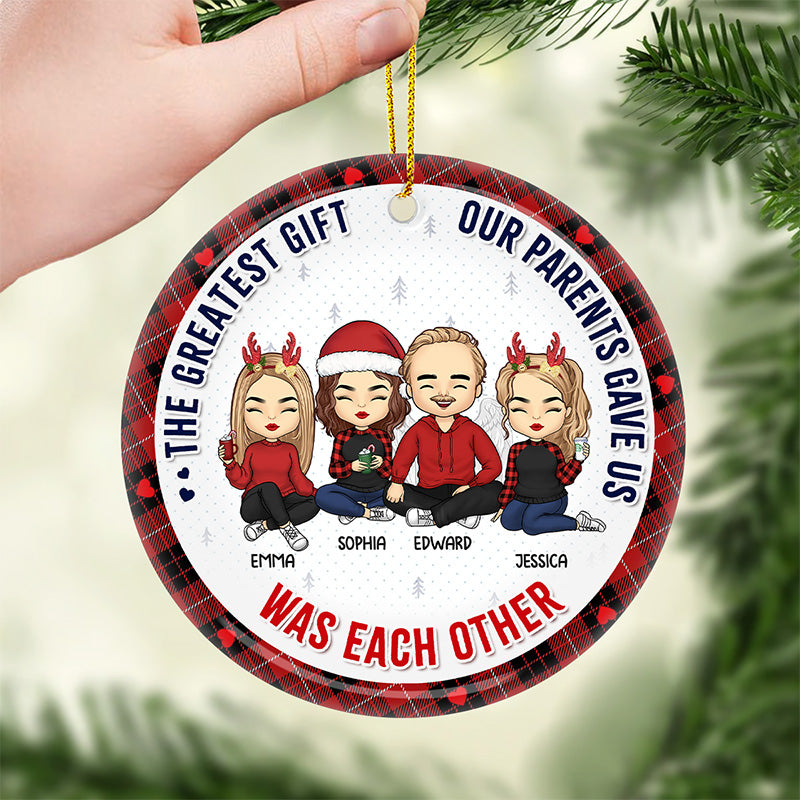 Le plus beau cadeau que nos parents nous ont offert - Ornement personnalisé pour la famille - Forme ronde en céramique - Cadeau de Noël pour les membres de la famille