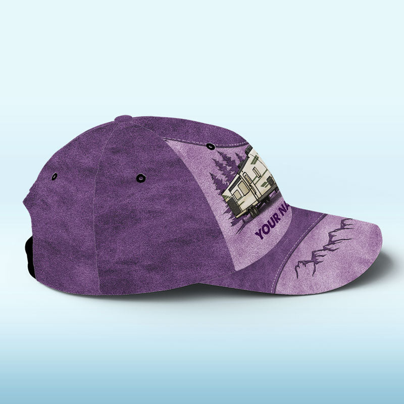 L'aventure vous attend dans la nature - Casquette de camping personnalisée, casquette classique à imprimé intégral - Cadeau pour les amateurs de camping