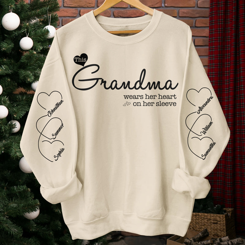 Grand-mère porte son cœur sur sa manche - Sweat-shirt unisexe personnalisé avec motif sur la manche - Cadeau de Noël pour maman et grand-mère
