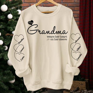 Grand-mère porte son cœur sur sa manche - Sweat-shirt unisexe personnalisé avec motif sur la manche - Cadeau de Noël pour maman et grand-mère