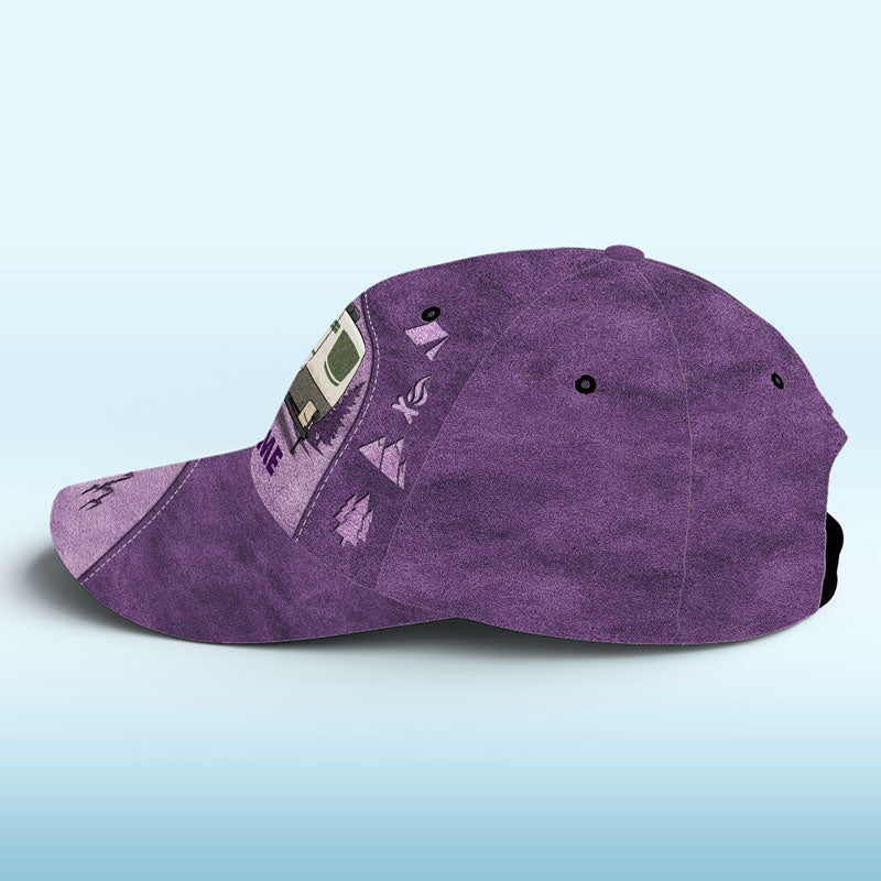 L'aventure vous attend dans la nature - Casquette de camping personnalisée, casquette classique à imprimé intégral - Cadeau pour les amateurs de camping
