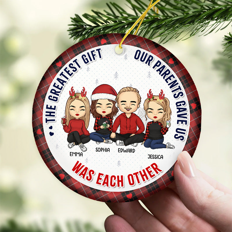 Le plus beau cadeau que nos parents nous ont offert - Ornement personnalisé pour la famille - Forme ronde en céramique - Cadeau de Noël pour les membres de la famille