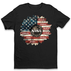 T-shirt, sweat à capuche et sweat-shirt unisexe personnalisé « July Flower Nana » - Cadeau d'anniversaire pour maman et grand-mère