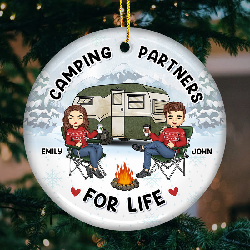 Le feu de camp est notre lieu de bonheur - Ornement personnalisé pour couple - Forme ronde en céramique - Cadeau de Noël pour mari et femme, anniversaire, amoureux du camping