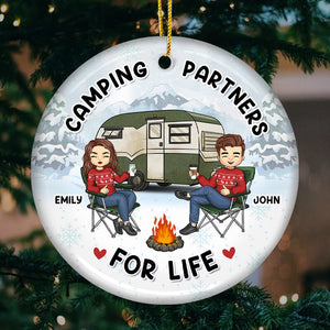 Le feu de camp est notre lieu de bonheur - Ornement personnalisé pour couple - Forme ronde en céramique - Cadeau de Noël pour mari et femme, anniversaire, amoureux du camping