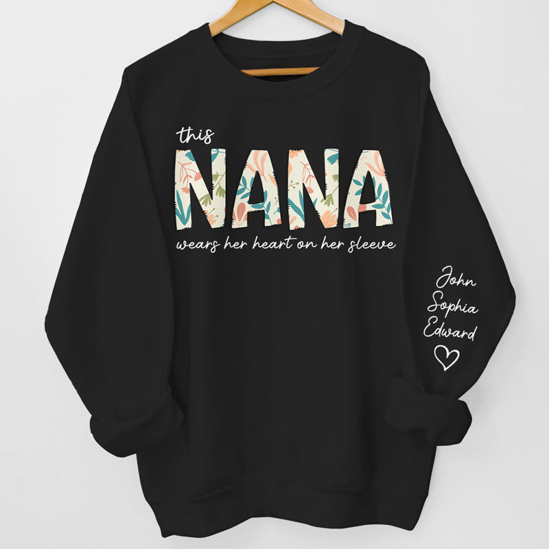Ma grand-mère porte son cœur sur sa manche - Sweat-shirt unisexe personnalisé avec motif sur la manche - Cadeau d'anniversaire pour maman et grand-mère