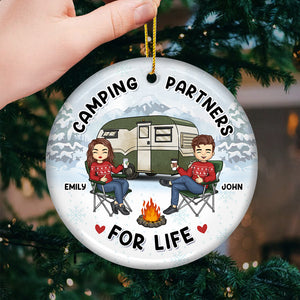 Le feu de camp est notre lieu de bonheur - Ornement personnalisé pour couple - Forme ronde en céramique - Cadeau de Noël pour mari et femme, anniversaire, amoureux du camping