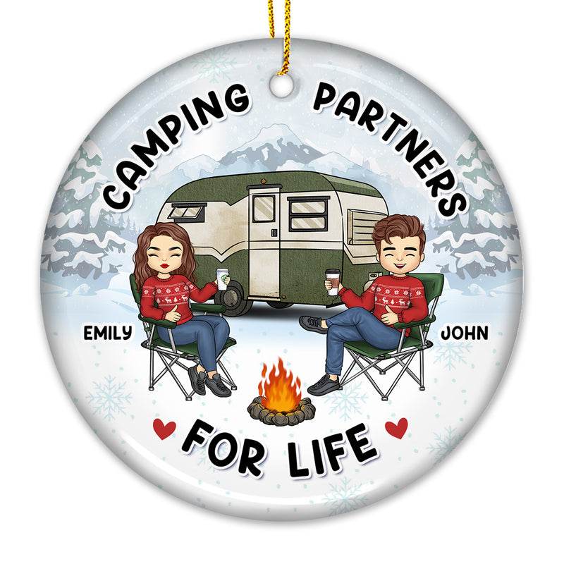 Le feu de camp est notre lieu de bonheur - Ornement personnalisé pour couple - Forme ronde en céramique - Cadeau de Noël pour mari et femme, anniversaire, amoureux du camping