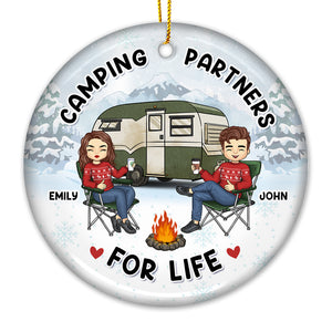 Le feu de camp est notre lieu de bonheur - Ornement personnalisé pour couple - Forme ronde en céramique - Cadeau de Noël pour mari et femme, anniversaire, amoureux du camping