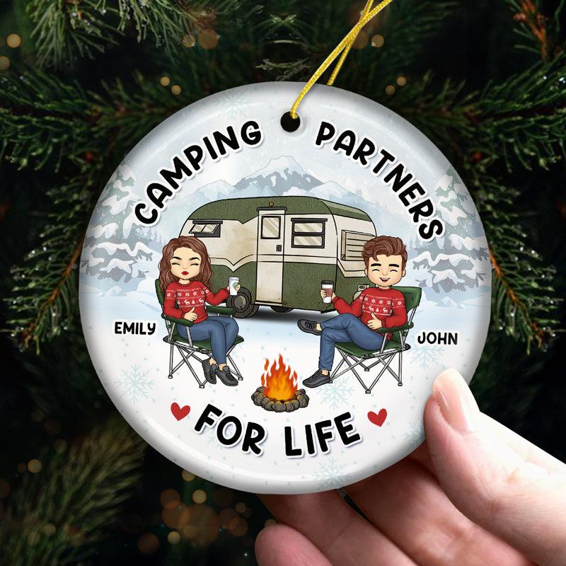 Le feu de camp est notre lieu de bonheur - Ornement personnalisé pour couple - Forme ronde en céramique - Cadeau de Noël pour mari et femme, anniversaire, amoureux du camping