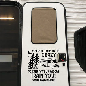 Pas besoin d'être fou pour camper avec nous - Autocollant personnalisé pour camping-car - Cadeau pour les amateurs de camping